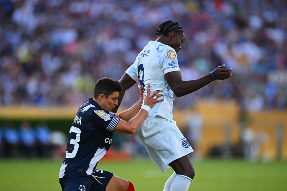 记者：谢维军在昨天的比赛中肋骨又裂了